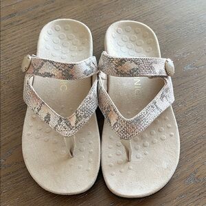Vionic Wanda Pale Blush Snake Print Embossed Sandals Size 8